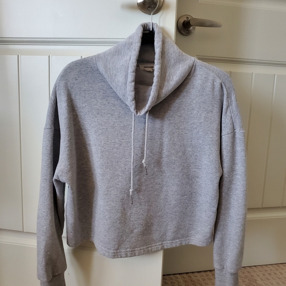 Tops - 👑3/$15 Cropped Grey Sweater